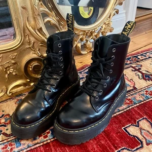 Äkta Dr. Martens - Säljer mina fina Dr. Martens, då de inte riktigt är min stil längre!! 💖💖 Skorna är använda, men i fint skick. Kan mötas upp eller frakta (köpare står för frakten). Hör av dig om du undrar något🥰