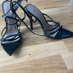 Klackar från Missguided - Klackar med remmar från Missguided i storlek 39. Använda en gång. 10 cm klack