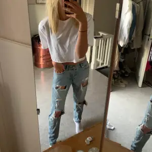 Säljer dessa lågmidjade jeansen från monki! Så snygga och perfekta nu på sommaren💘💗💗