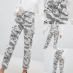 Pop-culture jeans - Coola och definitivt unika jeans med seriemotiv. Stora fickor fram och högmidjade (till naveln) i mom-modell. Inte stretchigt material och tål maskintvätt.   Storlek: W28 L32. Passar strl 36.   Nypris: 480 kr  Mitt pris: 200 kr 