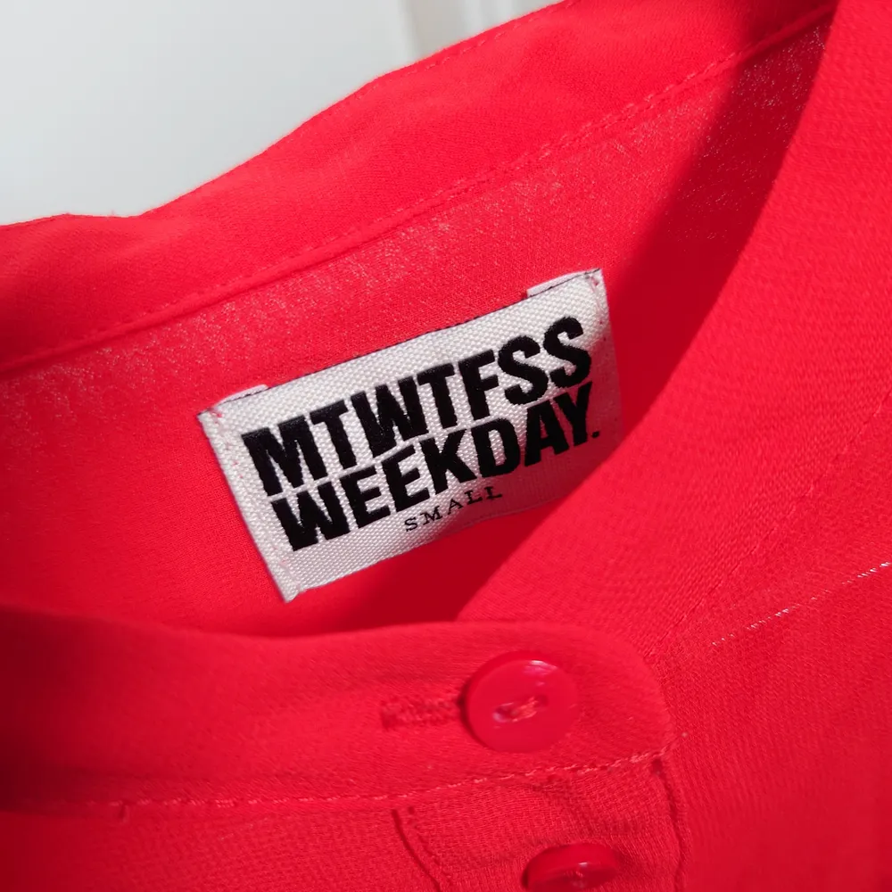 Transparent skjortblus i klarrött, från weekday. Oversized modell🍒. Blusar.