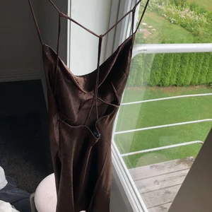 Gina tricot klänning - Säljer denna fina klänning som aldrig är använd, slutsåld på hemsidan. Nypris 400kr mitt pris 120+frakt💕💕💕 Storlek 32