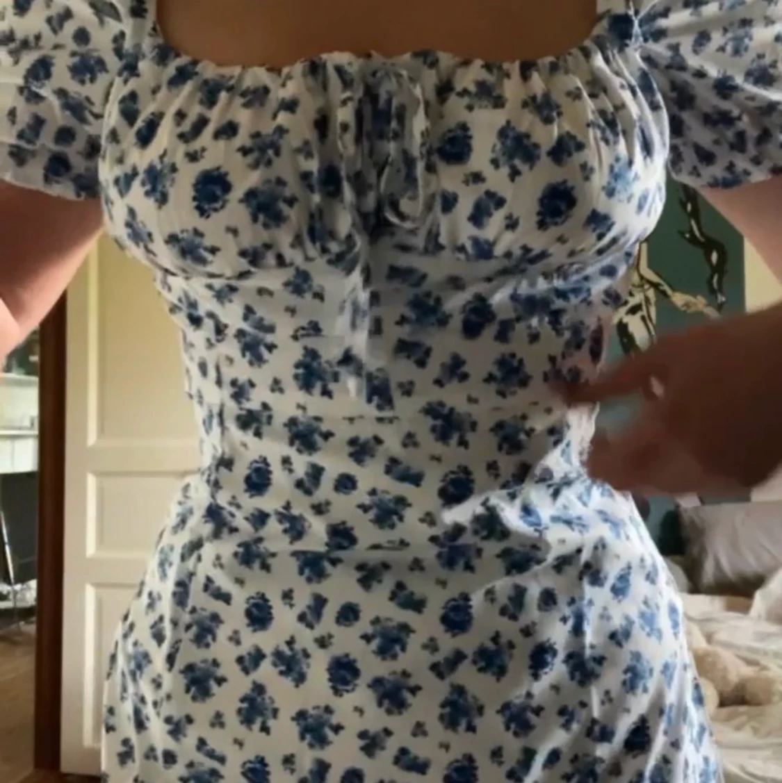 Blommig klänning blå