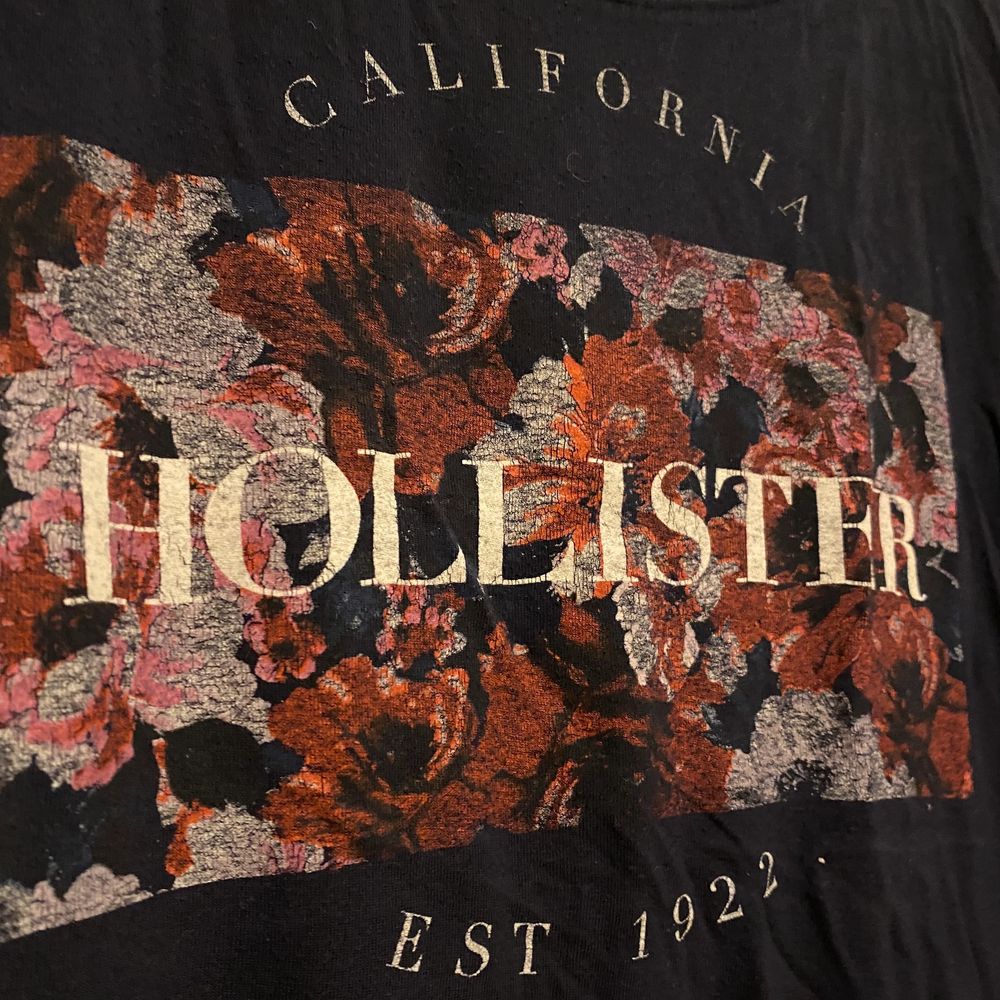 En av mina favorittröjor från Hollister, som är i fint skick trots att den använts flitigt. Tröjan är i storlek S och tyget är stretchigt. 60:- plus frakt. Kan mötas upp i Trelleborg, Malmö, Vellinge och Höllviken! ❤️. T-shirts.