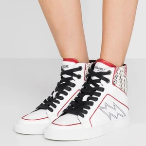 Zadig höga sneakers - Super snygga höga zadig sneakers! Beställde från zadigs hemsida för ett år sen och använt dem ett fåtal gånger sedan dess. Är utomlands för tillfället, kan skicka egna bilder från 6 de augusti✨de kostade ca 3500 kr nya. Pris kan diskuteras. HÖGSTA BUD: 1300