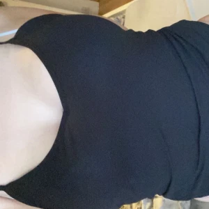 Svart linne🤍 - Säljer en fin basic topp so aldrig kommer til användning 😊