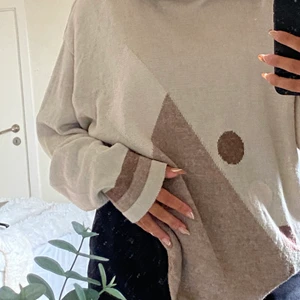 tröja - fin tröja i ett så mysigt material som passar perfekt nu inför hösten/vintern. Coolt mönster och fin krage. Den är köp på secondhand och har 3 små hål på ryggen (inget man tänker på). Tyvärr inte min stil och därav säljs den ✨ Osäker på storleken men skulle gissa på en M! (Är själv en XS/S så det beror helt på hur man vill att den ska sitta)