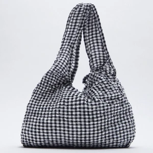 zara väska  - söt rutig väska köpt på zara, aldrig använd så prislappen är fortfarande på! köparen står för frakt💕🎀