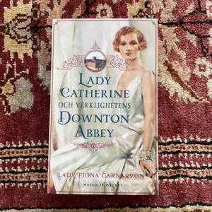 ”Lady Catherine och verklighetens Downton Abbey” av Lady Fiona Carnarvon. Aldrig läst. Nyskick. Köparen står för frakt.