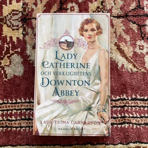 Pocketbok - ”Lady Catherine och verklighetens Downton Abbey” av Lady Fiona Carnarvon. Aldrig läst. Nyskick. Köparen står för frakt.