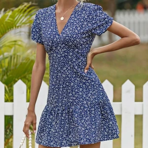 Klänning - Säljer den här fina klänningen ifrån SHEIN så den inte kommer till användning. Mycket bra skick. Mer som en S i storlek