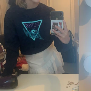 En hoodie - Säljer denna helt nya hoodien från guess. Fick den i fördelsedagspresent den kostade 900kr. Men tyckte inte om den jätte mycket tyvärr. För fler bilder eller frågor är det bara att fråga mig så kan jag fixa det🥰🥰
