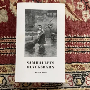 Les Misérables pocketbok - Klassiker av Victor Hugo. ”Samhällets olycksbarn” är den svenska titeln. Utgiven av Sjösala förlag. Läst endast en gång, har en fläck på omslaget men den syns knappt. 592 sidor. 