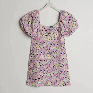 Sommarklänning - En så sjukt fin och somrig klänning!💓 Hör av er vid intresse, köparen står för frakten :)