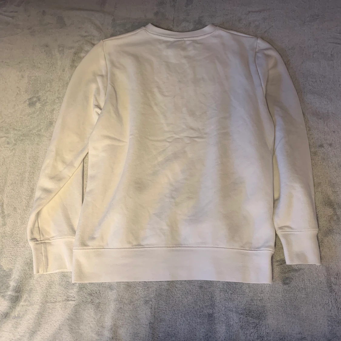 Vit sweatshirt med stadavbilning - 91