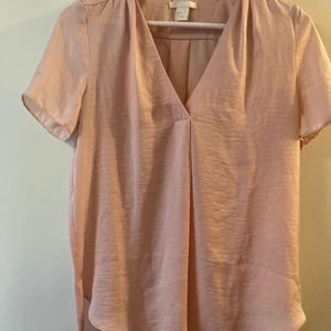 Rosa blus strl 32 - Rosa blus, storlek 32. Hämtas i Bromma eller skickas, köparen står då för frakt 