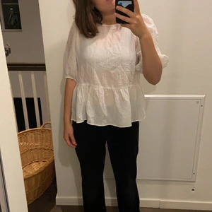 Vit blus - Snygg vit blus från h&m. Storlek M och inte använd alls. Pris lapp fortfarande kvar. Köp för 60 kr eller högre bud! Köpare står alltid för frakt! 