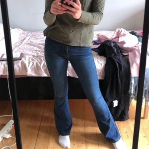 Mörk Blåa bootcut jeans  - Säljer då mina mörkblå midrise bootcut jeans som jag inte använder längre💙 skriv privat om du skulle ha någon fråga!!