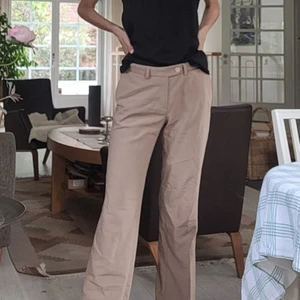 Filippa K kostymbyxor - Säljer dessa underbara begie/bruna kostymbyxor från Filippinerna K. Typ dem skönaste byxorna jag någonsin bärt och dem passar till allt. Man märker verkligen att de är kvalitet! De är I bra skick. Säljer till lågt pris pga att jag ska flytta och behöver sälja kläder snabbt.  Köpare står för frakt. 