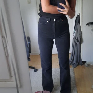 Svarta jeans - Svarta jeans från monki. Sköna då de har lite stretch. Är ej bootcut även om de ser lite ut så. Kommer ej till användning. Köpare står för frakt🥰