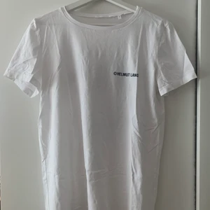 Helmut Lang t-shirt - Säljer en t-shirt från Helmut Lang i storlek M, den är unisex och bra i storleken. Använd 1 gång enbart så i väldigt bra skick. Den har ett mindre tryck framtill och större bak, i svart-vitt. Den är inköpt för 800 kr och jag säljer den nu för 350 kr, köparen får stå för frakten.
