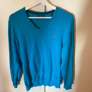 GANT tröja medium  - Har använts ca två ggr så är som helt nytt herr modell i storlek medium har köpt det på GANT I Uppsala för ca tre år sedan 
