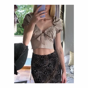 Topp  - Super söt beige/brun topp från na-kd🤍
