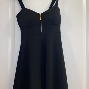 Svart klänning  - Knappt använd svart klänning i storlek XS/S. Säljer den då den inte passar. Använd endast 1 eller 2 gånger. Inga skador eller fläckar. Säljer för 50kr. OBS! Köparen betalar för frakten ☺️