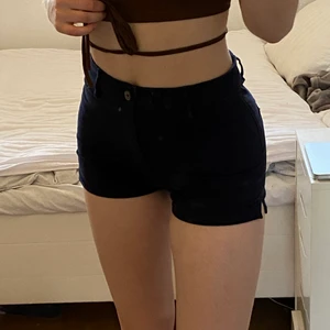 Mörkblå shorts - Stretchiga mörkblå shorts i storlek 36 från H&M. Inte alls mycket använda då jag sällan använder shorts, även därför jag säljer dem. Jag på bilden är 177cm lång men med normallånga ben, har vanligtvis storlek 36 i byxor. (Nypris  150kr) 💞