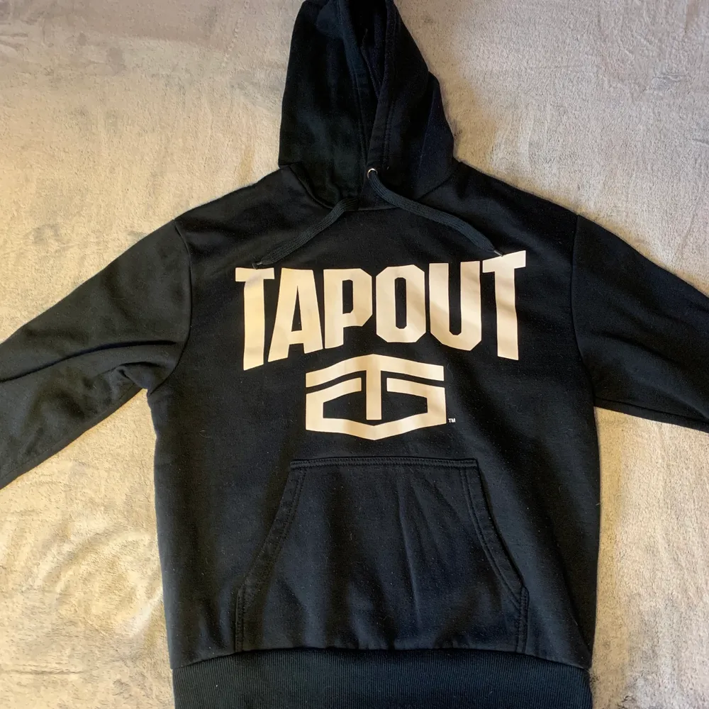 Blå loose fit tapout hoodie i bra skick. Skriv om ni vill ha måtten av plaggen. 📍står ej för leveransen 📍. Tröjor & Koftor.