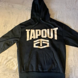 Tapout hoodie i blå - Blå loose fit tapout hoodie i bra skick. Skriv om ni vill ha måtten av plaggen. 📍står ej för leveransen 📍