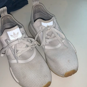 Suddas skor - Knappt använt skulle gissa på 3 gånger utomhus. Säljer då jag inte har andra skor jg helldre använder. Köpte för 1300 skulle jag tro. Men för fler bilder eller frågor är det bara att fråga mig så kan jag fixa det💗💗