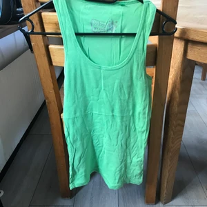 Linne storlek XS - Somrigt linne i snygg grön färg 