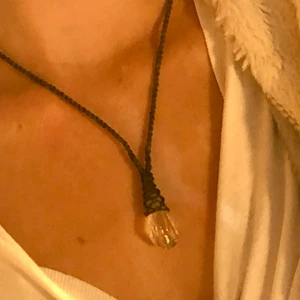 Kristallhalsband - Ett jättefint halsband med en typ av kristall i (jag vet inte riktigt vilken). Jag köpte den av en bekant som gör egna smycken men den har tyvärr inte kommit till användning. Det är var att säga till om du vill se fler bilder:)