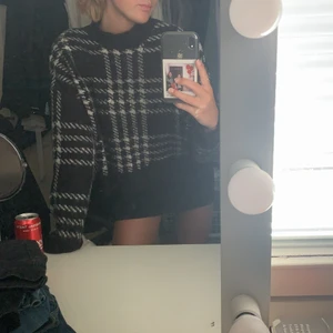 En stickad tröja - En sjukt varm stickad tröja perfekt på en kall vinterdag. För fler bilder eller frågor är det bara att fråga mig så kan jag fixa det💗