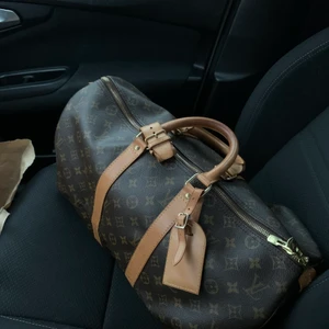 Louis vuitton - Säljer nu min älskade Louis Vuitton väska i modellen keepall 45. Äkta och är köpt på ”the vintage bar”. Superfint skick, jätterymlig väska som är perfekt att ha om man åker bort över en weekend eller som handbagage!