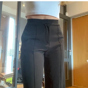 Kostymbyxor  - Passar xs-m, hon på bilden är en s-m och de passar mig som är en xs (dock stora i låren på mig). Använda fåtal gånger, frakten står köparen för 🤍🤍