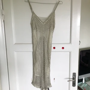 Calvin Klein Klänning - Superfin sommarklänning från Calvin Klein!😍 Köpt second hand så kan inte vara säker på att den är äkta! Står storlek 42 men sitter ganska tajt på mig som är S/M:) Frakt ingår ej!