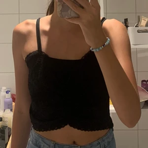 Två sätt tröjor  - Tröjorna som har används 1 gång. Bra kvalitet, kommer ifrån fb sisters. Storlek M. Kostar 30 kr och frakt 44kr 💖🖤✨