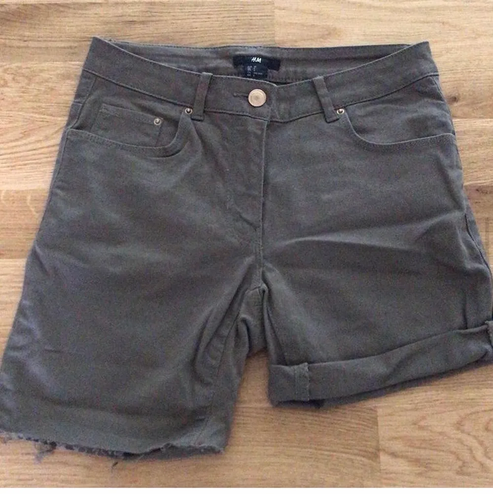 Säljer ett par snygga militär shorts som inte har kommit till användning!🌟inga fläckar! stolek 36🌟40kr🦋. Shorts.