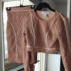 Sett från nelly-×-Lisa Olsson  - Virkat set från Nelly-x-Lisa Olsson. Storlek 36 och lite stretchigt. I fint men använt skick då jag använt det ett par gånger.