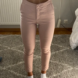 Fina ljusrosa kostymbyxor, strl 36 - Jättefina ljusrosa kostymbyxor ifrån mango i storlek 36💕 Jag är 168 lång och har vanligtvis 34 i storlek 💕 De är otroligt stretchiga så jag tror de skulle passa en 38 också!! Helt oanvända och ser ut precis som nya! Buda från 80kr + frakt! Frakten kostar 66kr och är spårbar 💕💕 De är såå sköna!!