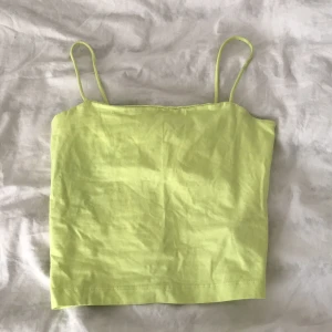 Linne i strl s - Bra skick, använt den en gång. Fin färg (neon gul) sitter fint på och passar bra till vad som helst!💛