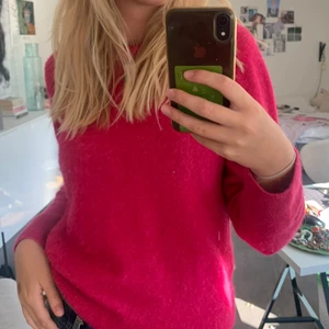 Rosa tröja från &oterstories - Jättefin rosa ulltröja från & other stories. Den är i mycket bra skick, har endast använt ett par gånger. Färgen är en supervacker starkt rosa färg. Försäljningspris 600 kr.
