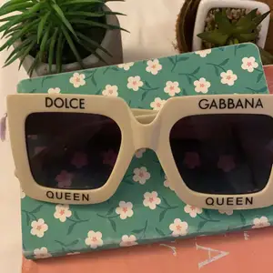 Dolce Gabbana Queen solglasögon fake tre tillsammans kosta 150kr