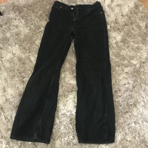 Vida jeans från monki. Storlek 27 - Ett par vida jeans från monki. De är väl använda och därmed det billiga priset. De är i storlek 27 men de har krympt rätt så mycket. De är även ganska urtvättade. De har tyvärr blivit för små för mig så det finns inga bilder när jag har på mig de. Men om man är intresserad kan jag be en mindre kompis prova de. Frakt ingår. 