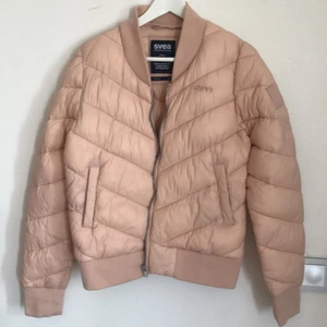 Dunjacka lätt vår/höst. Puderrosa stl. L - Stl l använt skick behöver en tvätt då muddar blivit lite smutsiga. Och jag har ej torktumlare men för övrigt fint begagnat skick färg är puderrosa blek rosa. Är lite färgblind. Lätt dunjacka Kär i Svea Nr 10089500. Obs ser nu en liten reva på armen ca 1 cm går att laga för den händige. Små fläckar ej ny så ni får bedöma med bilder. Men den har mkt mer att ge mvh