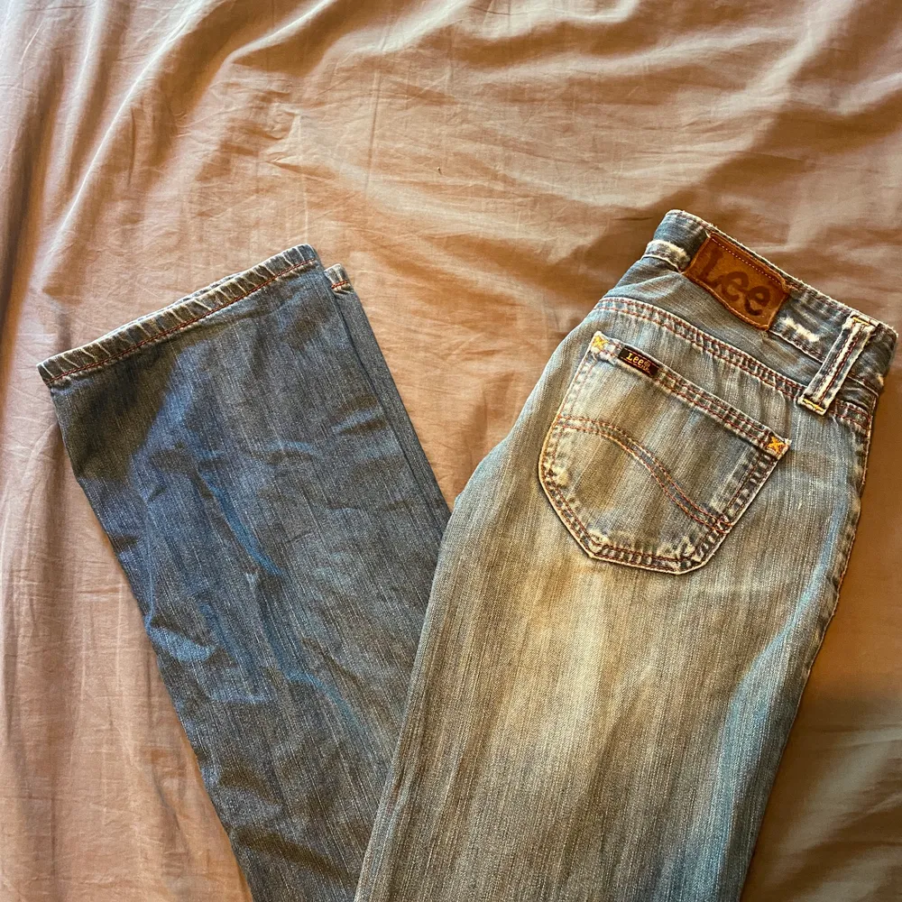 Säljer dessa ursnygga low waisted jeansen från lee som svänger ut lite i benen, säljer då dom är försmå för mig💓 buda! 🥰. Jeans & Byxor.