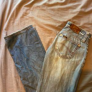 Säljer dessa ursnygga low waisted jeansen från lee som svänger ut lite i benen, säljer då dom är försmå för mig💓 buda! 🥰