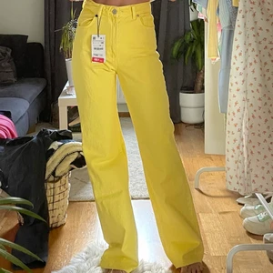 Gula Zara jeans - Funderar på att sälja dessa extremt sköna slutsålda jeansen från Zara. Funderar för att jag inte riktigt vet när jag ska använda dem och om jag gör, gör jag inte de så ofta… så då tänkte jag de om någon är intresserad av dem här till ett bra pris. Alla lappar är kvar (aldrig använda). Storlek 36 men skulle säga att det mer är 34 (fick gå upp en storlek). Är 172cm. Nypris 359 men är köpta på rean för 199kr. Säljer för 200 inklusive frakt. Skulle blivit jätteglad om någon kunde buda högre💖